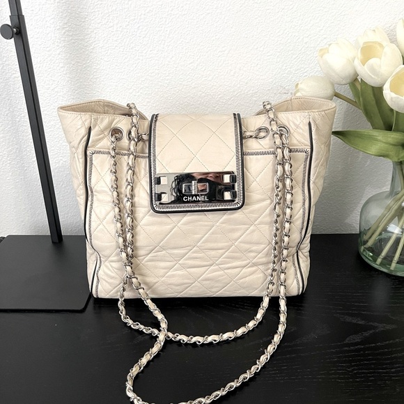 Chanel lambskin 2 way Tote/shoulder bag with insert & COA - Picture 2 of 10